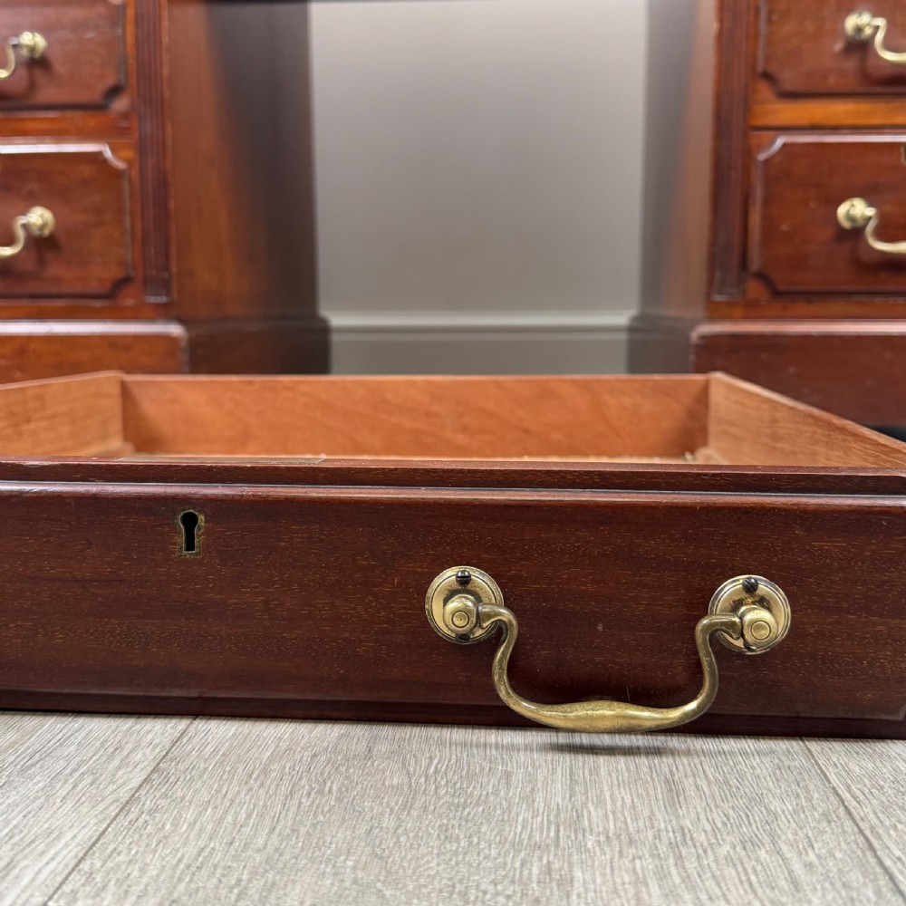  Antique 20th Century Good Quality Pedestal Desk In Mahogany View XI