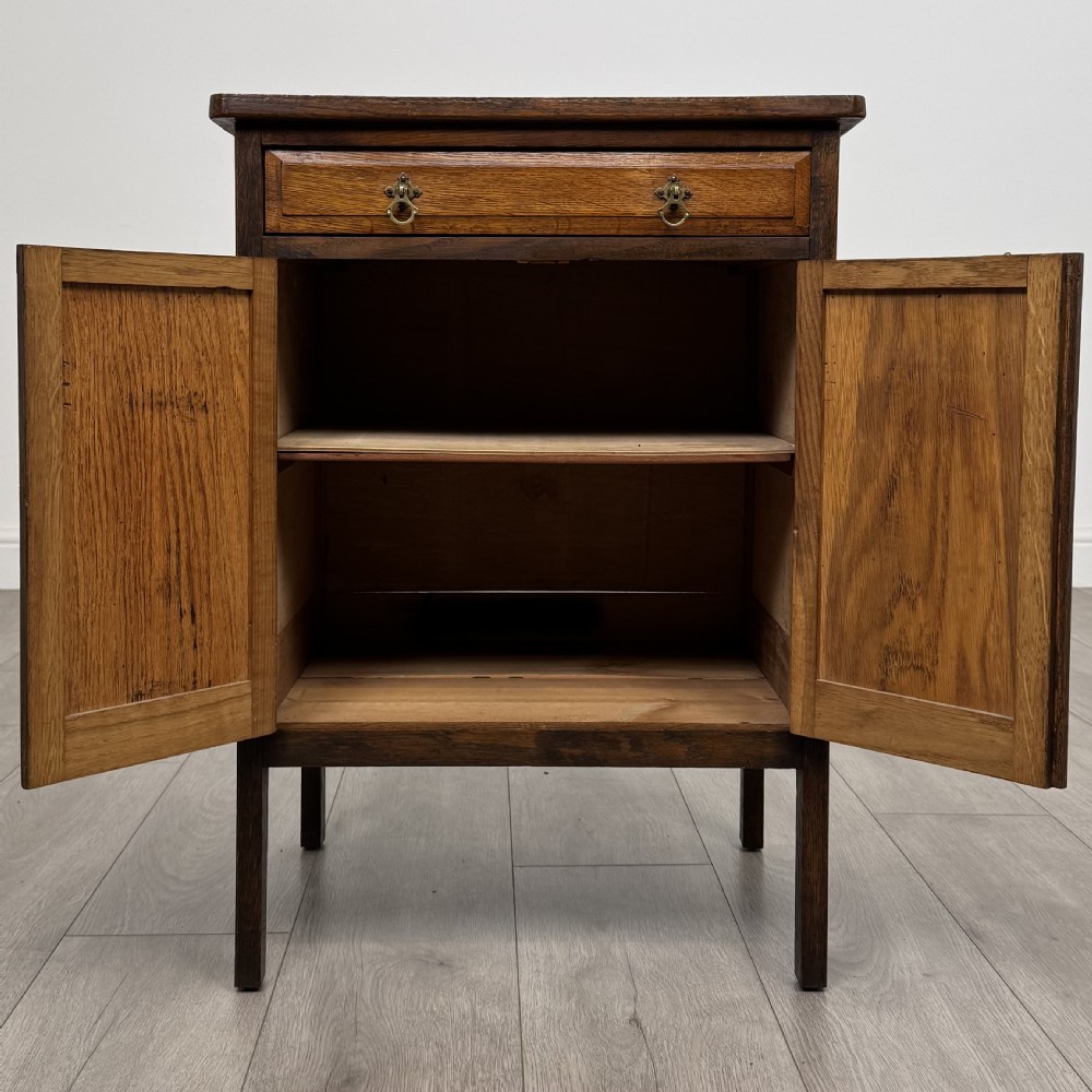 Antique 20th Century Good Quality Small Oak Cupboard  View II