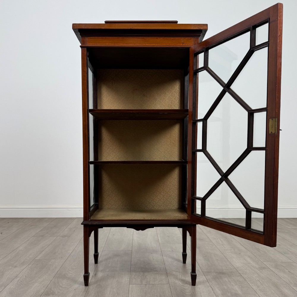 Antique 20th Century Good Quality Display Cabinet In Mahogany  View III