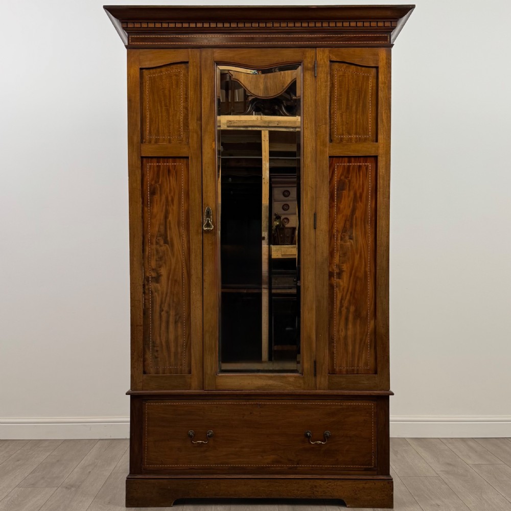Antique 20th Century Fine Quality Wardrobe In Mahogany 
