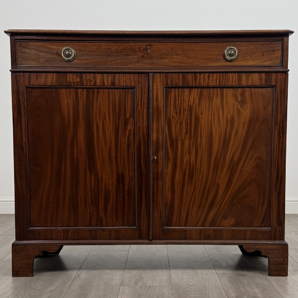 Antique 18th Century Good Quality Cupboard In Mahogany 