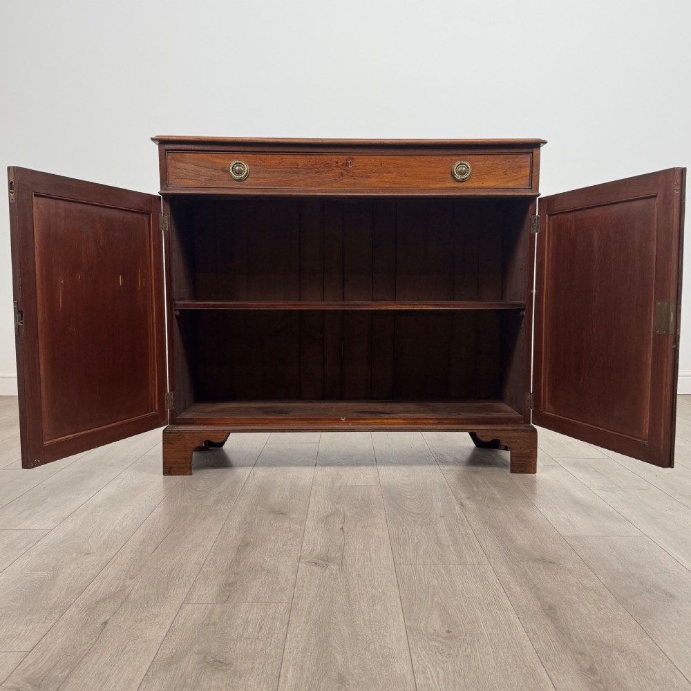 Antique 18th Century Good Quality Cupboard In Mahogany  View II