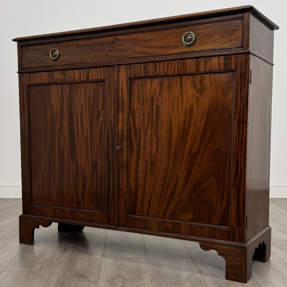 Antique 18th Century Good Quality Cupboard In Mahogany  View III