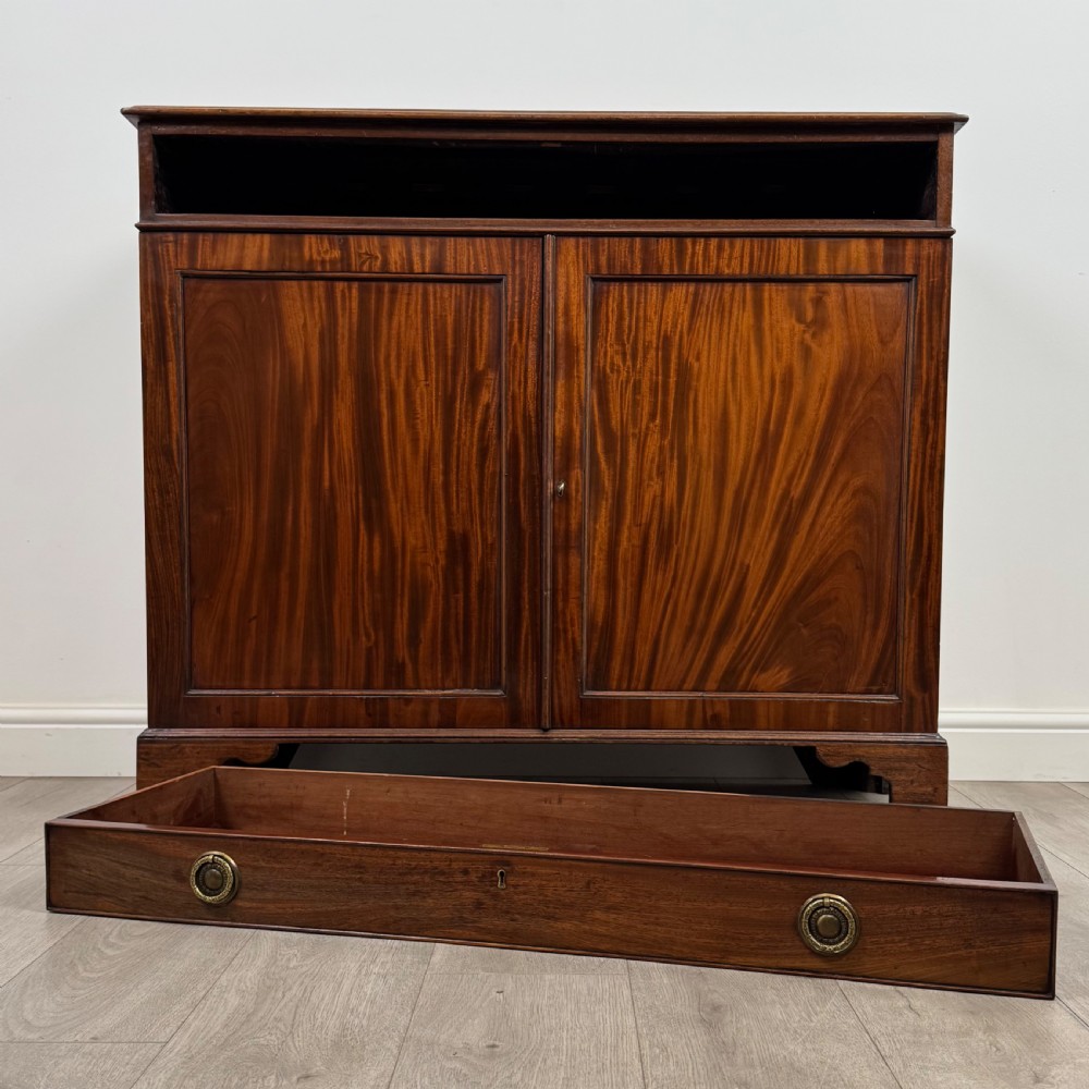 Antique 18th Century Good Quality Cupboard In Mahogany  View X