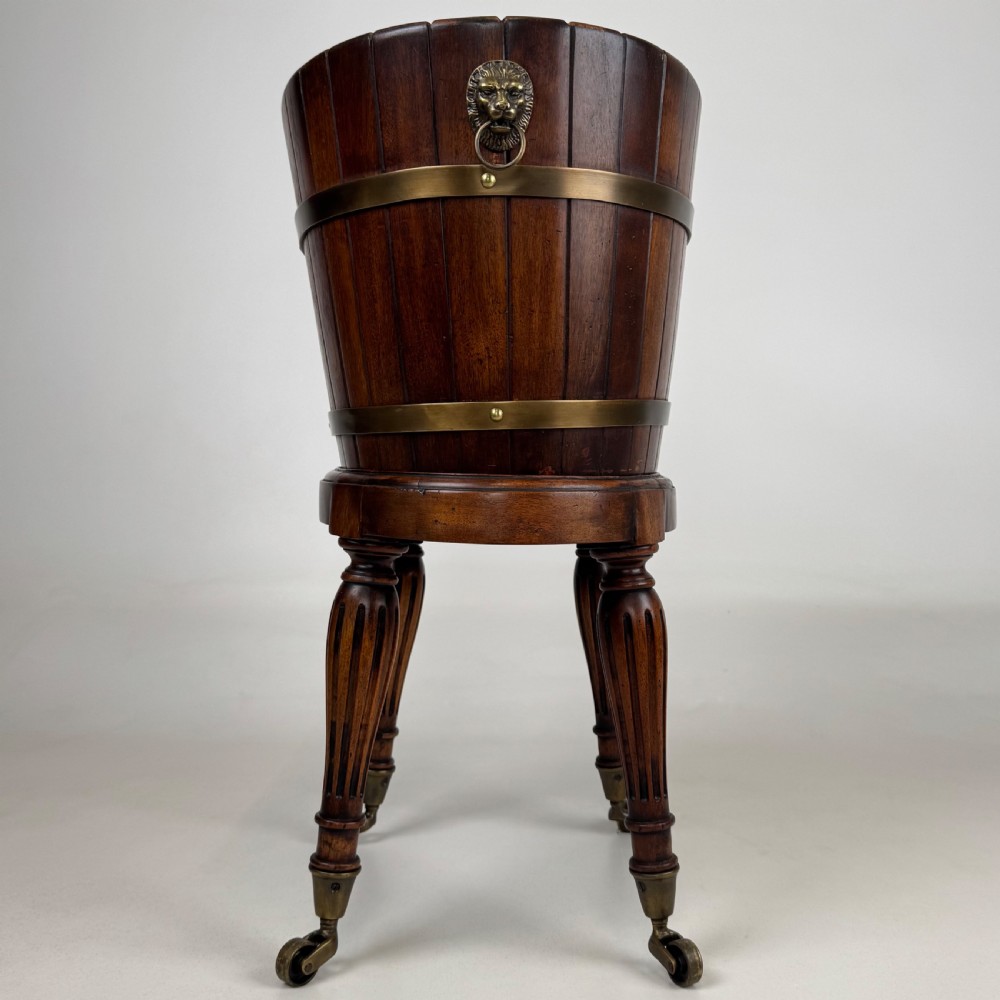 Antique 20th Century Good Quality Plant Stand In Mahogany  View II