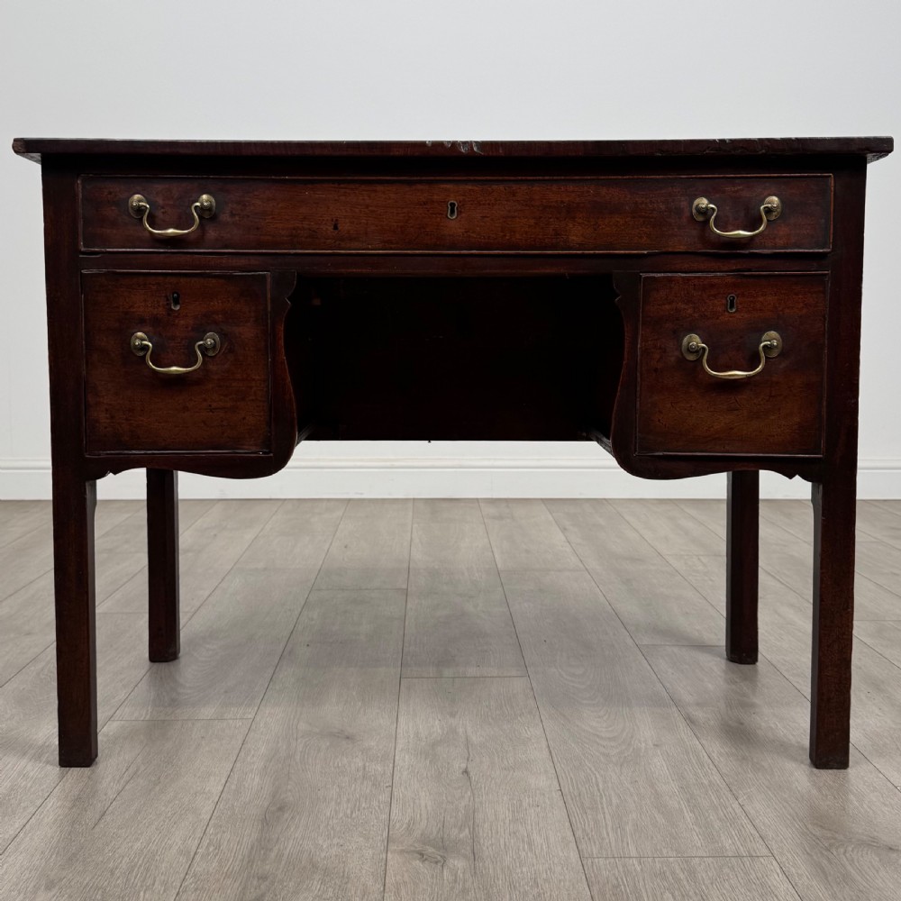 Antique 18th Century Good Quality Kneehole Desk In Mahogany 