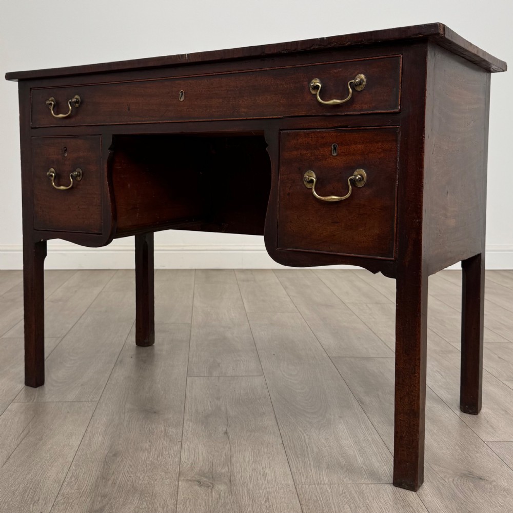 Antique 18th Century Good Quality Kneehole Desk In Mahogany  View II