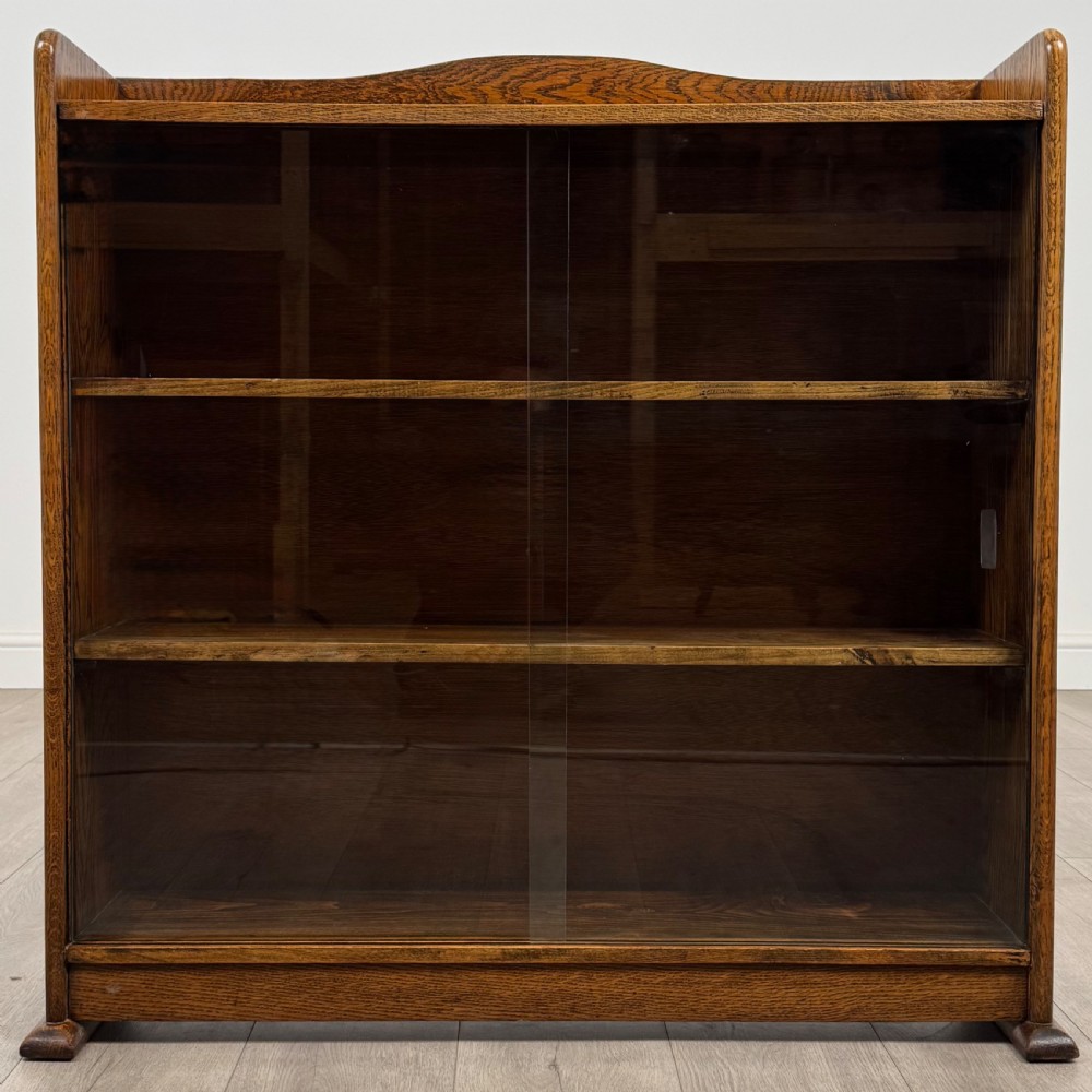 Antique 20th Century Good Quality Oak Display Cabinet  View II