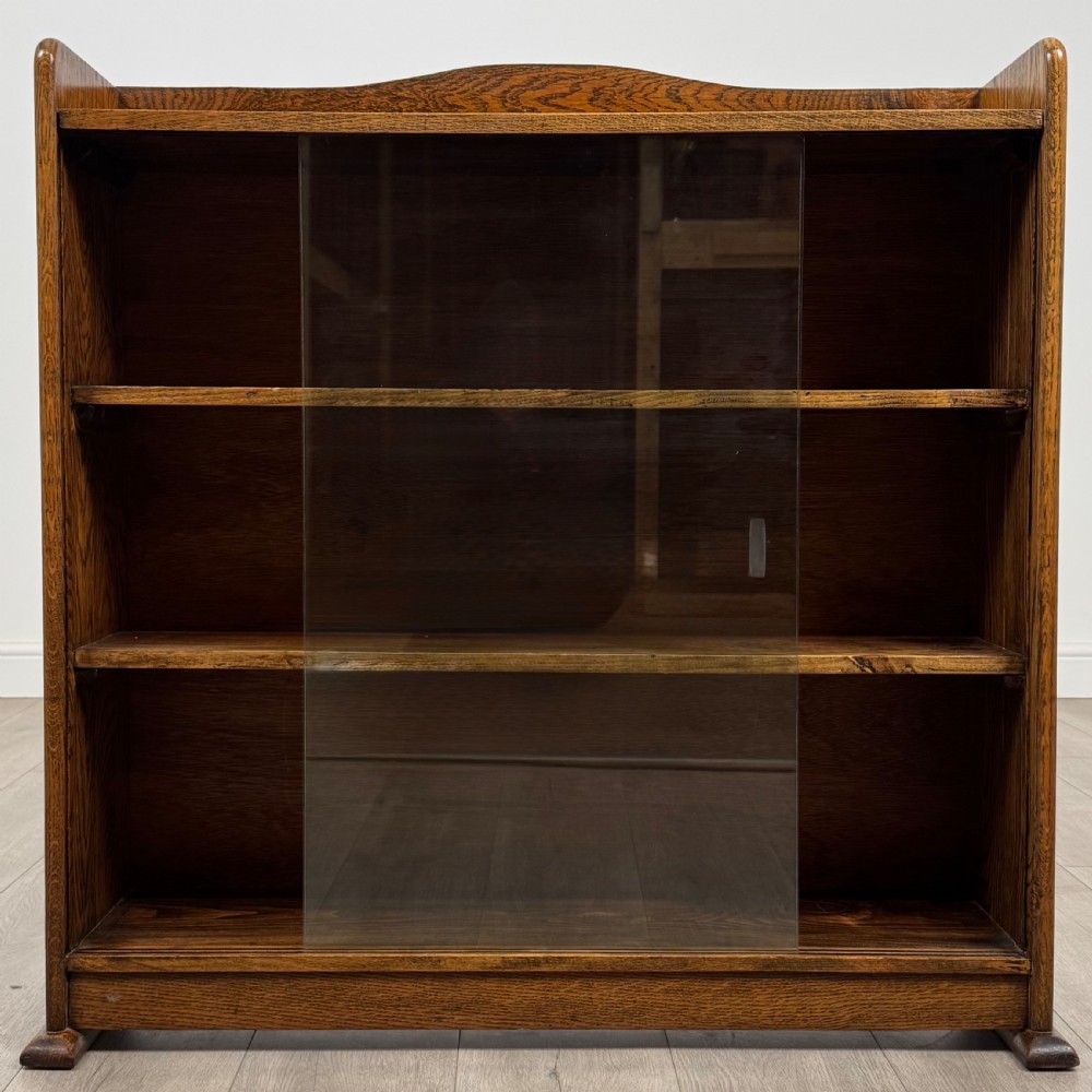 Antique 20th Century Good Quality Oak Display Cabinet  View III