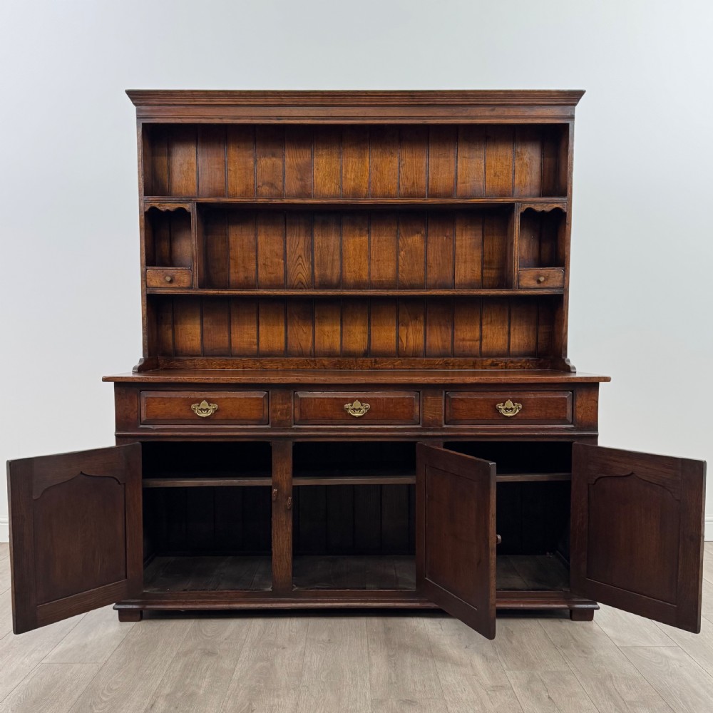 Antique 20th Century Fine Quality Dresser In Oak  View II