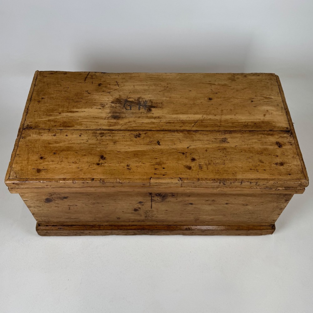  Antique 19th Century Good Quality Rustic Pine Blanket Box  View X