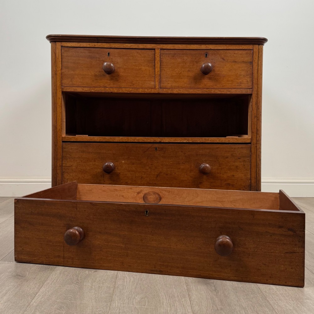 Antique 19th Century Fine Quality Chest Of Drawers In Mahogany  View X
