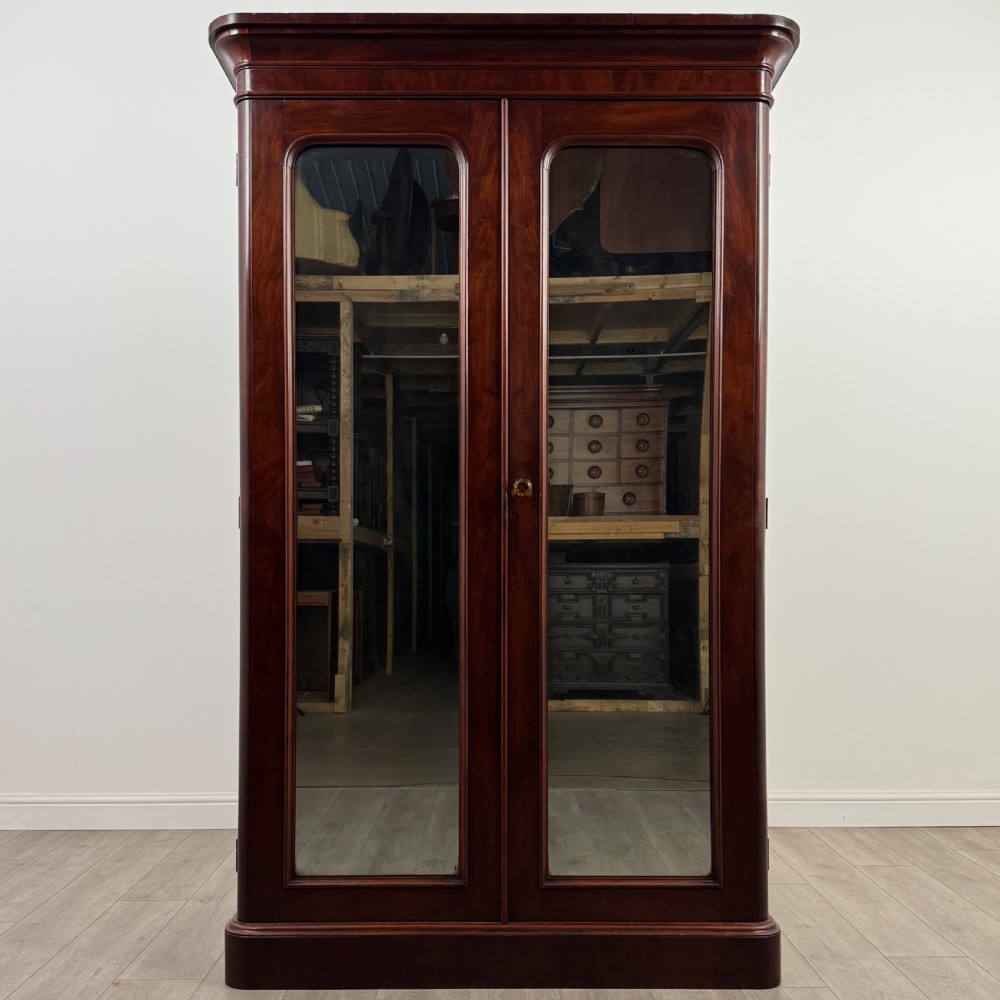 Antique 19th Century Fine Quality Wardrobe In Mahogany 