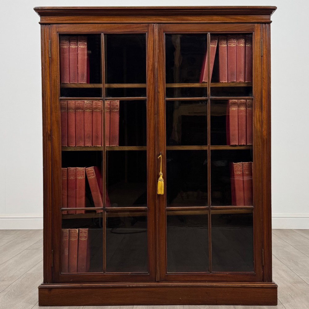 Antique 20th Century Good Quality Display Cabinet In Walnut