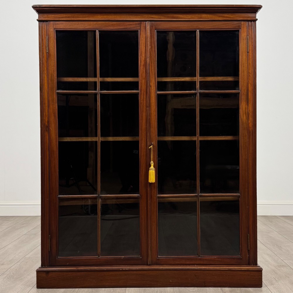 Antique 20th Century Good Quality Display Cabinet In Walnut View II