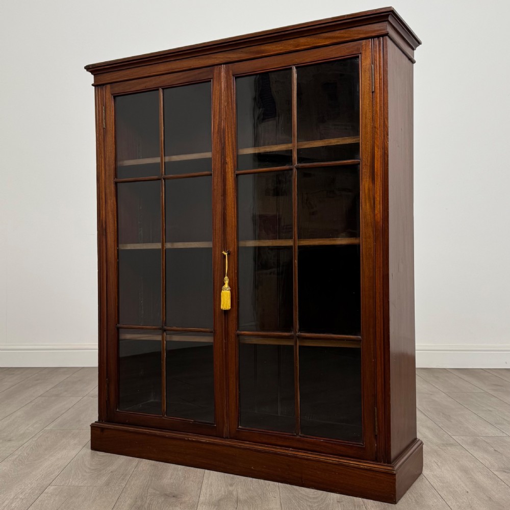 Antique 20th Century Good Quality Display Cabinet In Walnut View IV