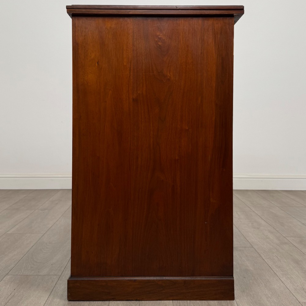Antique 20th Century Fine Quality Chest Of Drawers In Walnut  View III