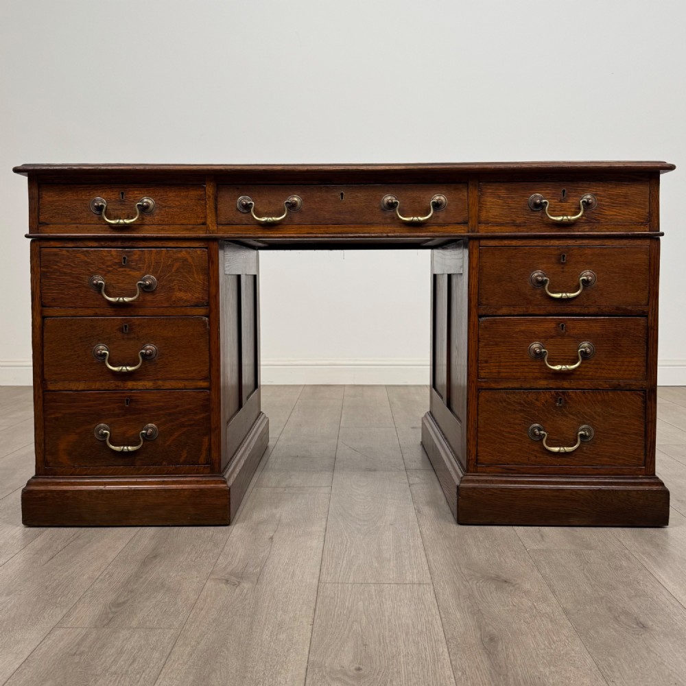 Antique 19th Century Victorian Pedestal Desk In Oak