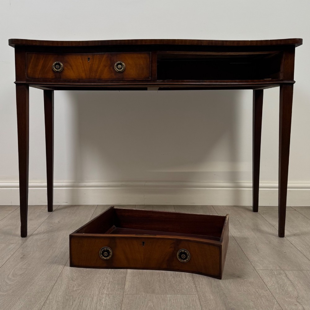Antique 20th Century Serpentine Writing Table In Mahogany View X