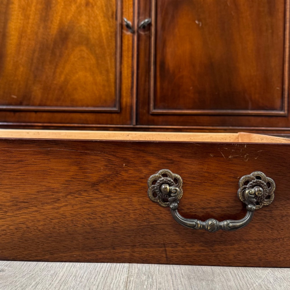 Antique 20th Century Glazed Bookcase In Mahogany View XIII