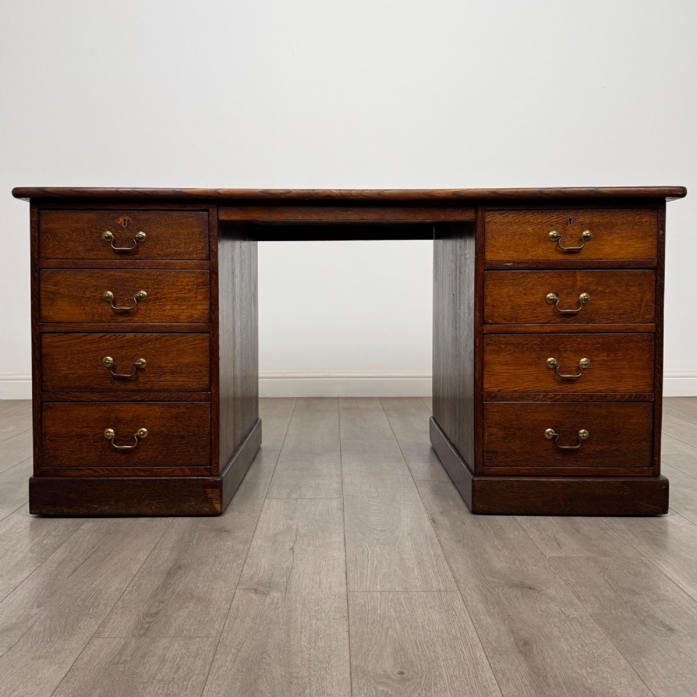 Antique 19th Century Large Victorian Pedestal Desk In Oak