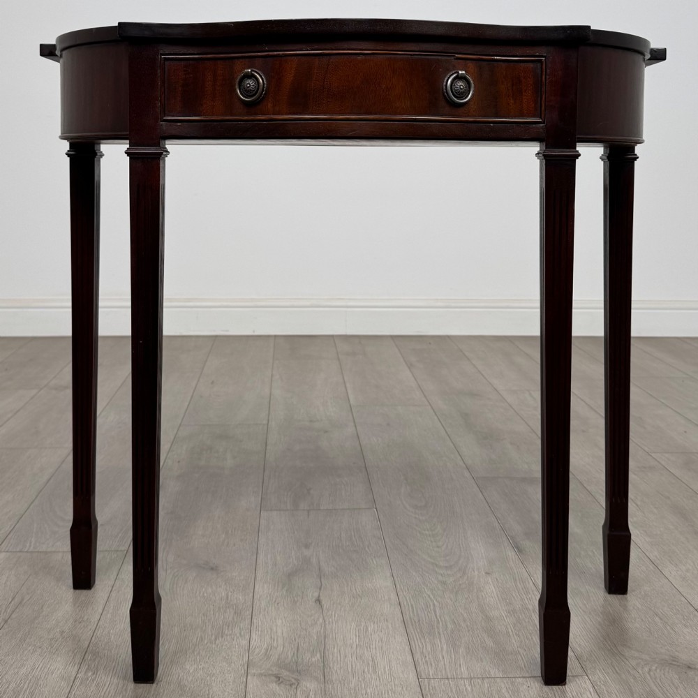 Antique 20th Century Small Serpentine Side Table In Mahogany