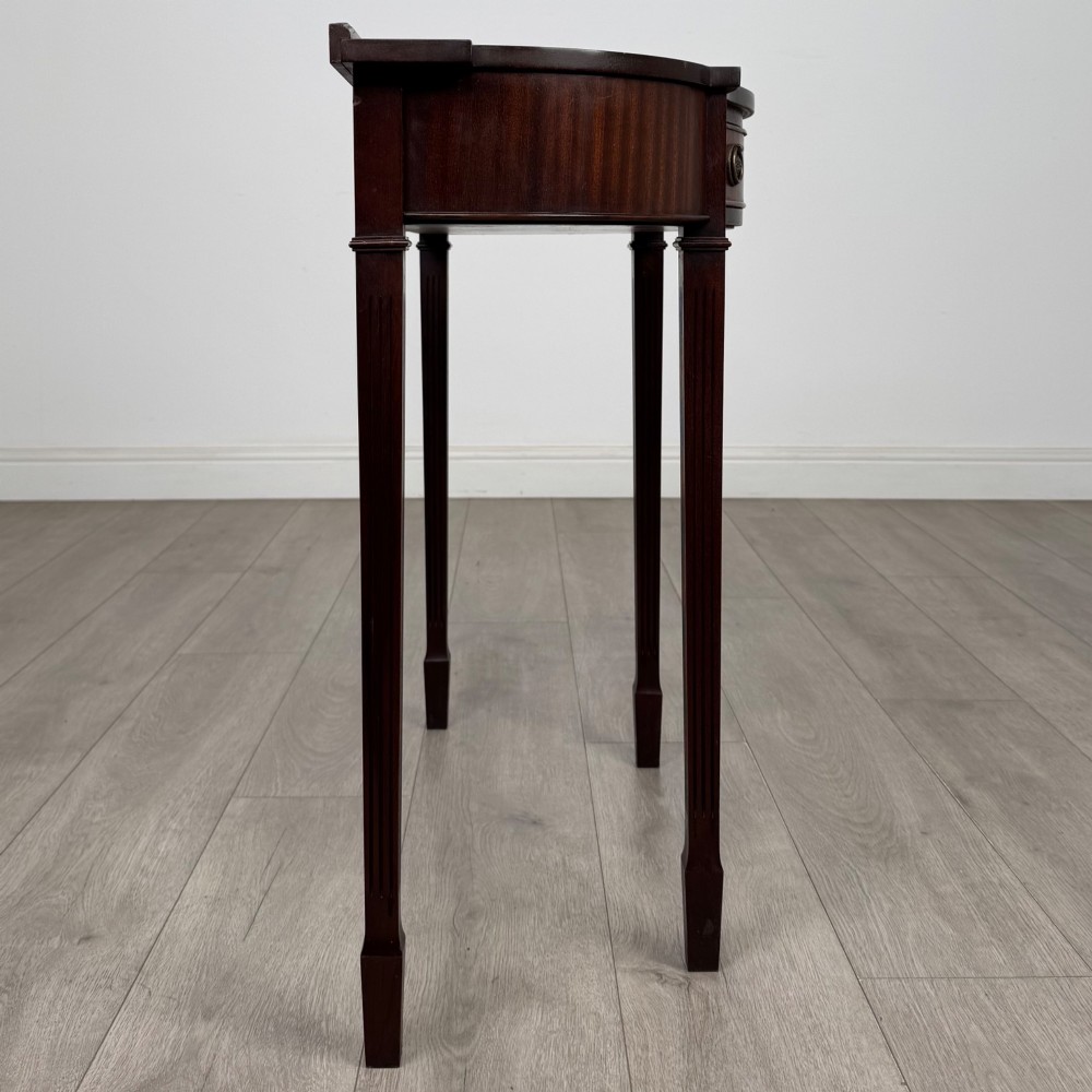Antique 20th Century Small Serpentine Side Table In Mahogany View VII