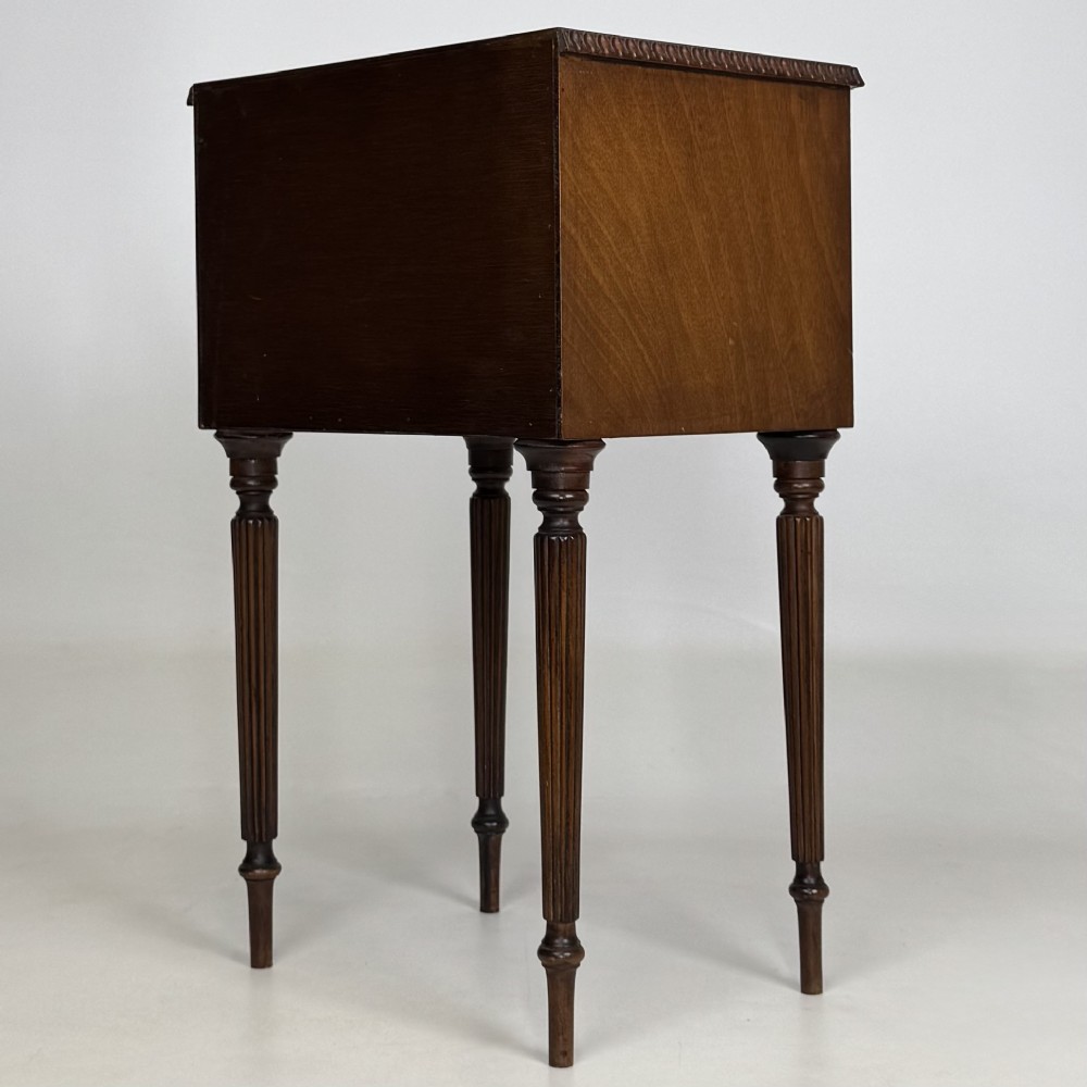 Antique 20th Century Pair Of Mahogany Bedside Cabinets View VII
