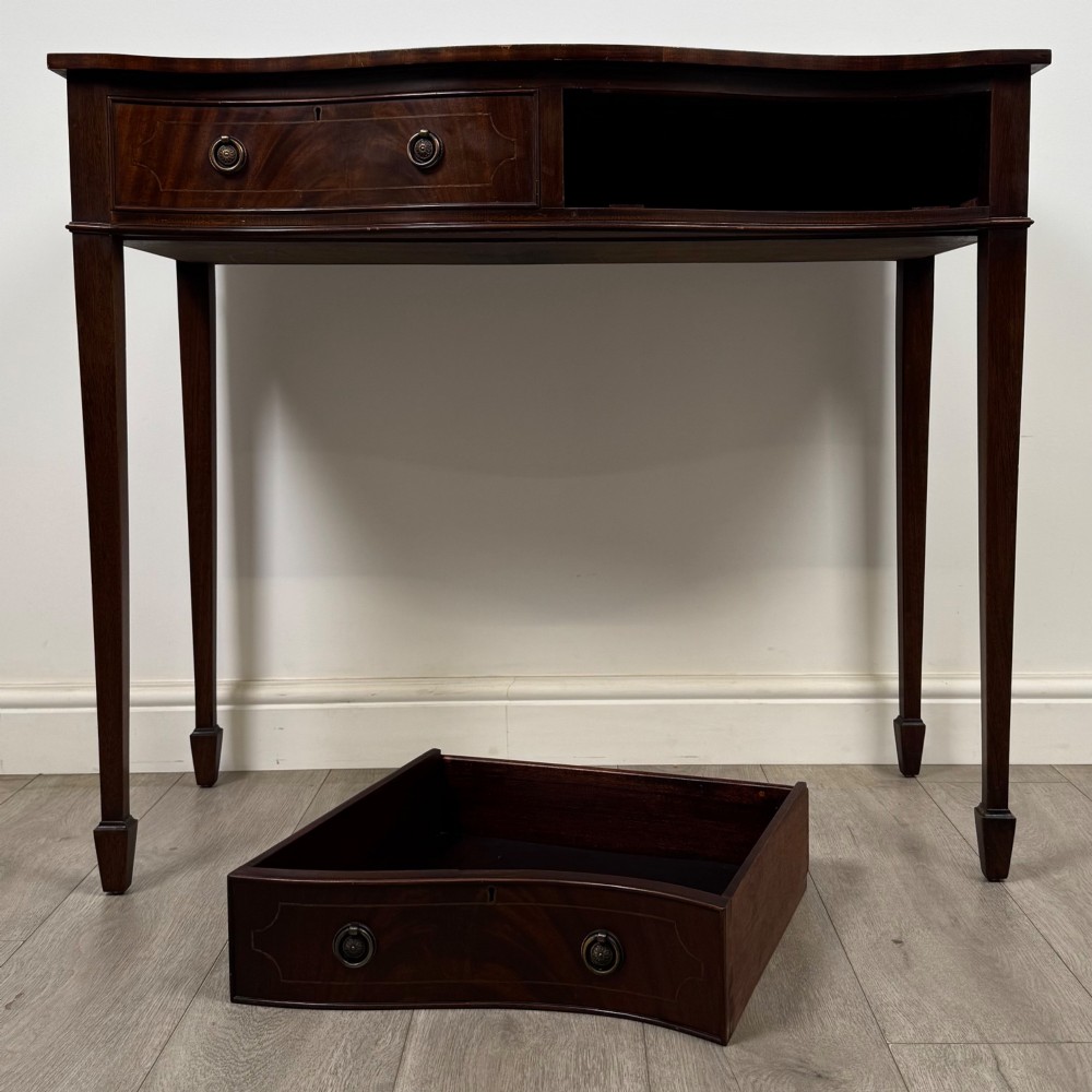 Antique 20th Century Serpentine Writing Table In Mahogany View X