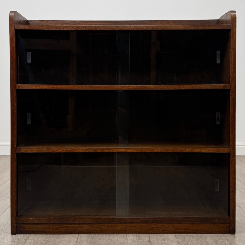 Antique 20th Century Good Quality Oak Display Cabinet