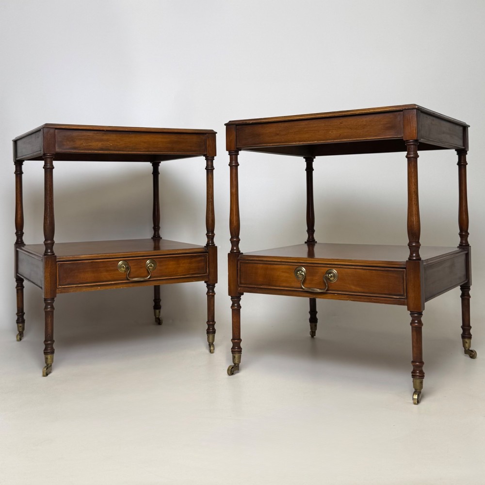 Antique 20th Century Pair Of Bedside Cabinets In Mahogany