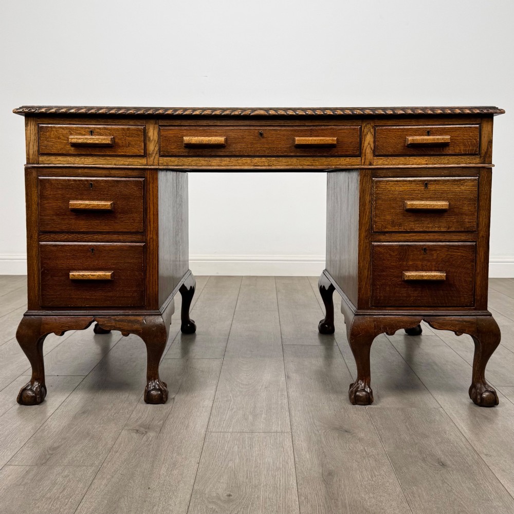 Antique 20th Century Good Quality Pedestal Desk In Oak