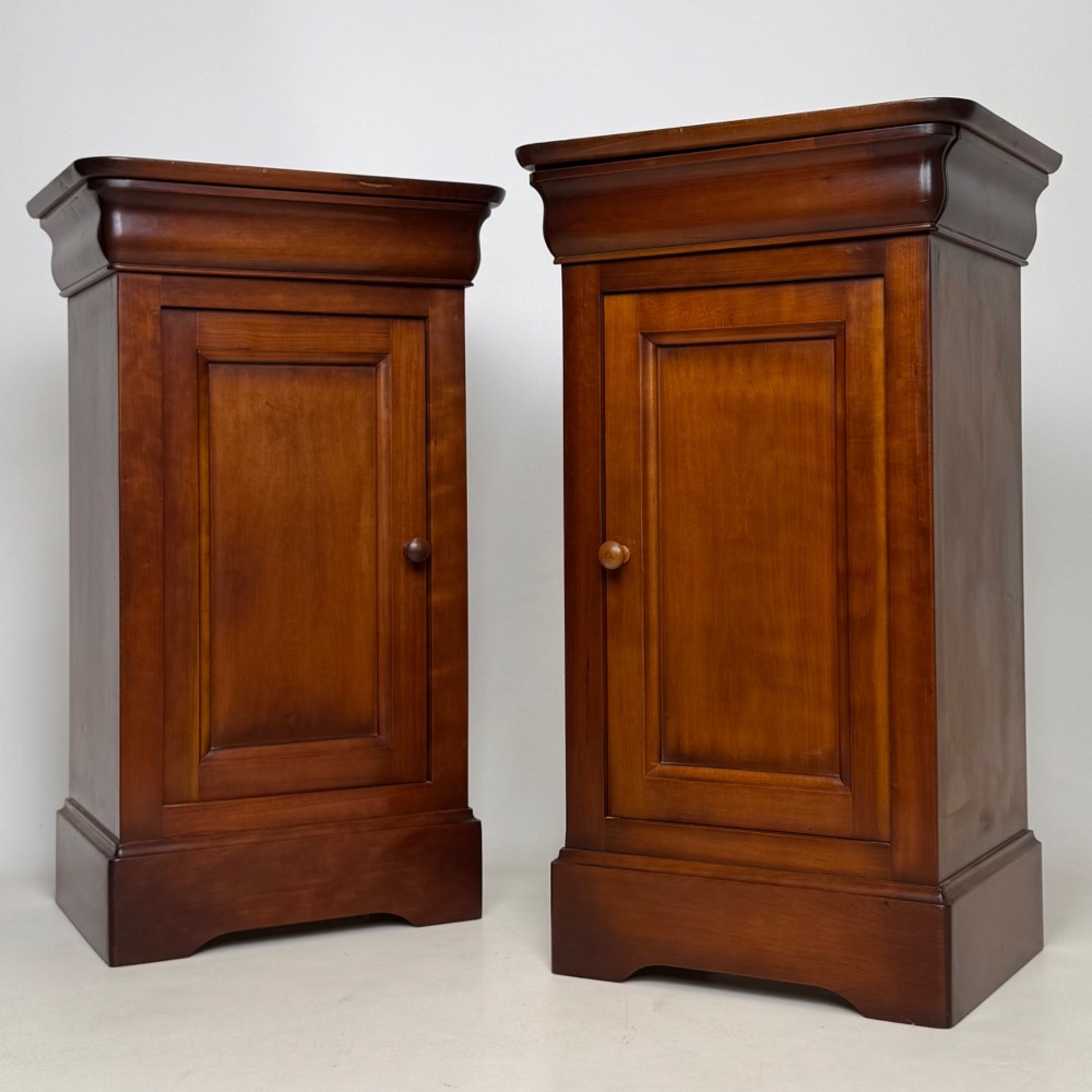 Vintage 20th Century Pair Of Bedside Cabinets In Mahogany