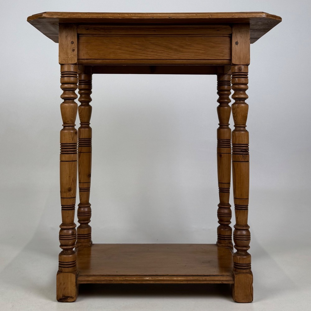 Antique 19th Century Small Victorian Side Table In Oak