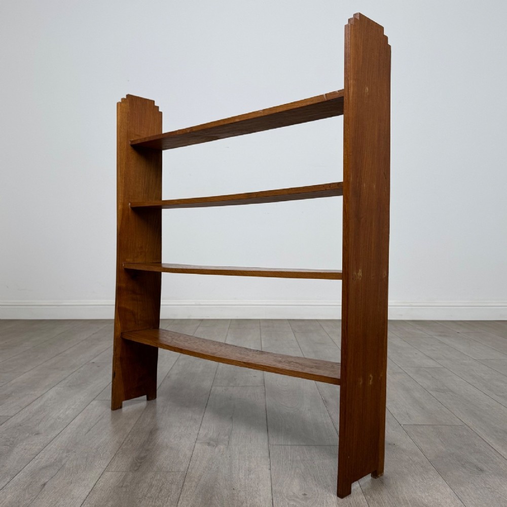 An open-backed 20th-century Arts and Crafts walnut bookcase with four horizontal shelves and notched top end supports. View II