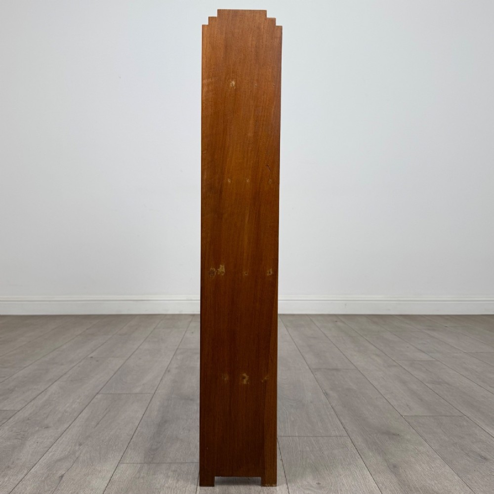 An open-backed 20th-century Arts and Crafts walnut bookcase with four horizontal shelves and notched top end supports. View III