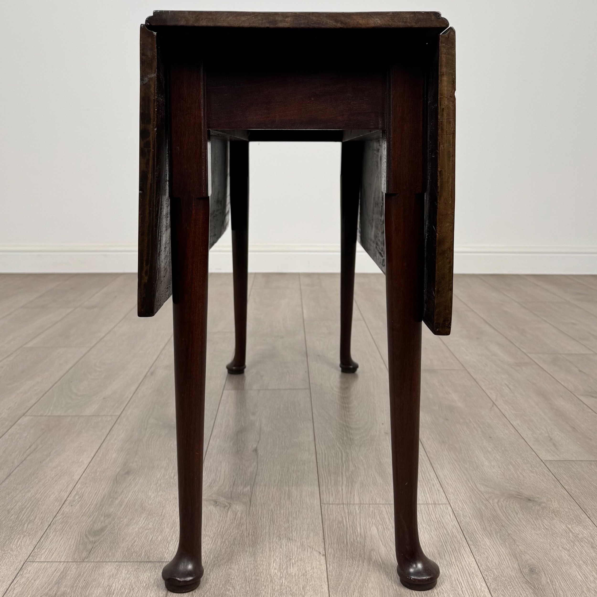 Antique 18th Century Drop Leaf Gateleg Table In Walnut