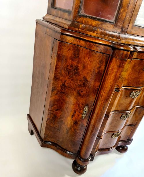 18TH CENTURY DUTCH BURR WALNUT DISPLAY CABINET - ADDITIONAL PHOTO 2