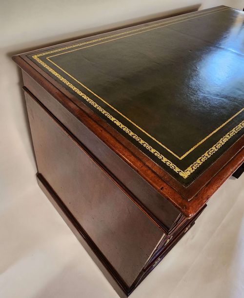19TH CENTURY MAHOGANY PEDESTAL DESK - ADDITIONAL PHOTO 4