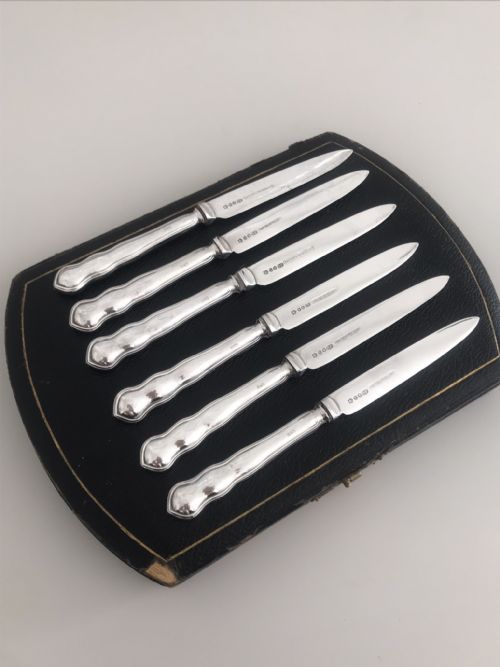 A boxed set of 6 silver handled fruit knives Sheffield 1928.
