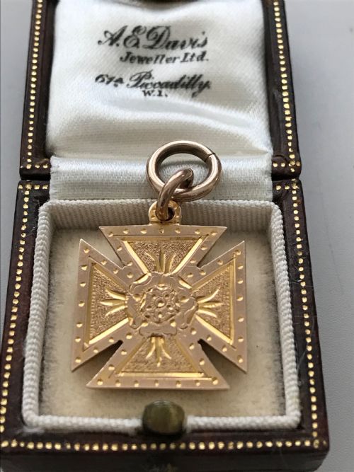 9 ct Maltese cross 
