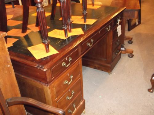 Pedestal Partners Desk