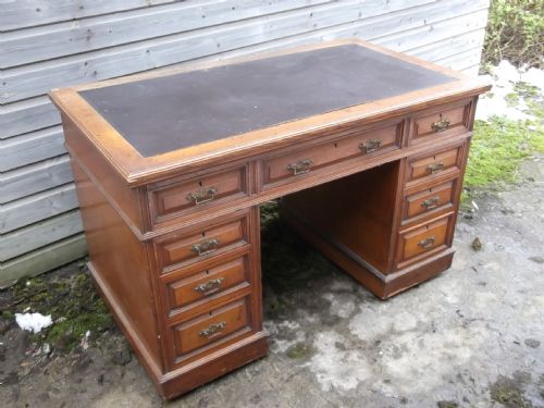 Oak Kneehole Pedestal Desk