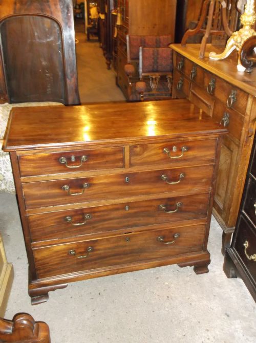Small Late Georgian Mahogany Chest of Drawers.