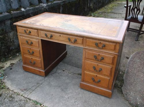Good Oak Kneehole Pedestal Writing Desk