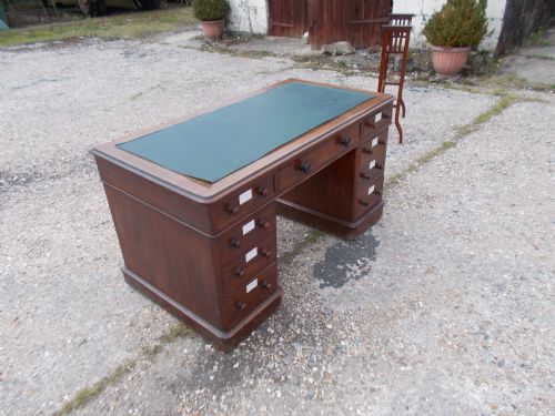Victorian Mahogany Kneehole Pedestal Desk