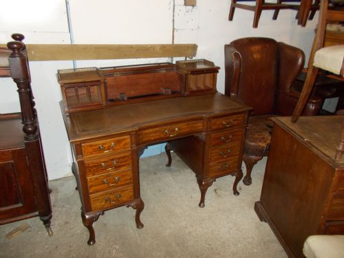 Good Kneehole Pedestal Writing Desk