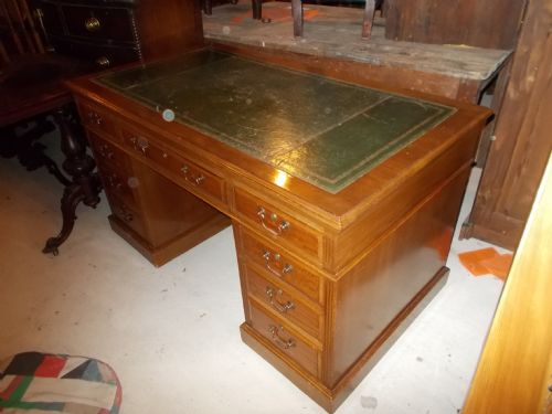 Early 20th Century Pedestal Desk by Maples and Co.
