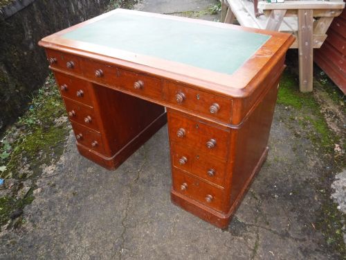 Neat Late Victorian Oak Kneehole Desk