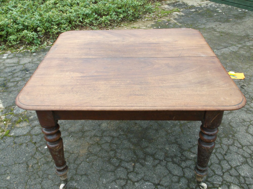 Early Victorian mahogany extending dining table